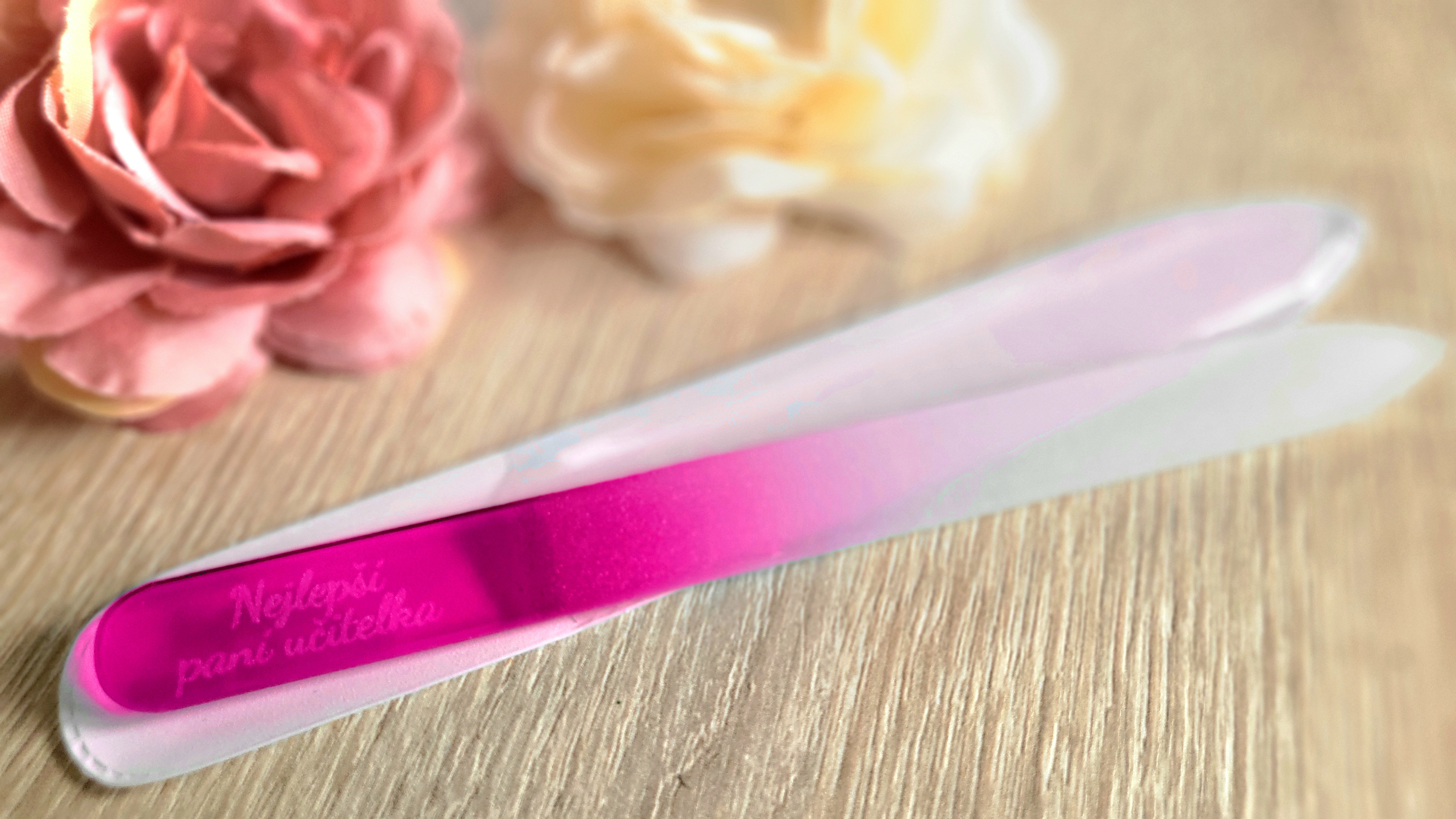 Praktické dárky (pilníky na nehty, zrcátka, balzámy na rty, gumičky do vlasů)